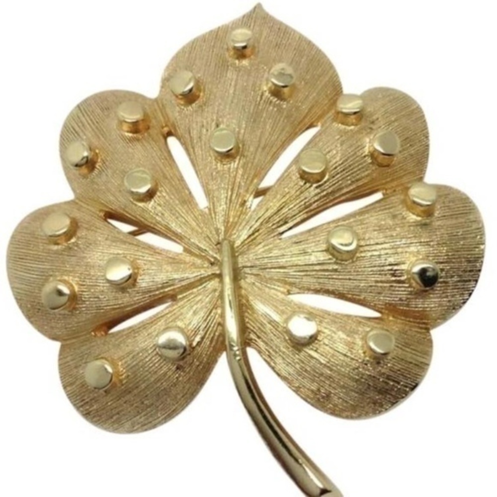 Vintage gold tone maple leaf brooch